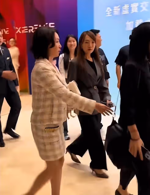 美高梅博物館開幕典禮:何超瓊站在獸首前講話,何超蓮閃亮登台