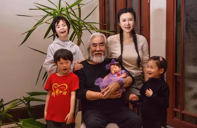 張紀中為四胎女兒辦滿月,全家福寓意美滿,42歲杜星霖扎麻花辮