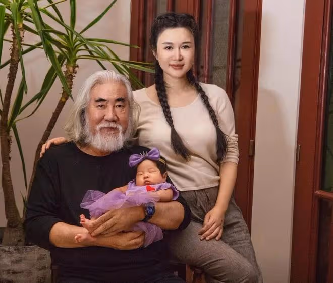 張紀中為四胎女兒辦滿月,全家福寓意美滿,42歲杜星霖扎麻花辮