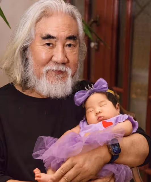 張紀中為四胎女兒辦滿月,全家福寓意美滿,42歲杜星霖扎麻花辮