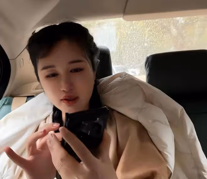 張紀中為四胎女兒辦滿月,全家福寓意美滿,42歲杜星霖扎麻花辮