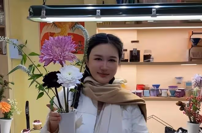 張紀中為四胎女兒辦滿月,全家福寓意美滿,42歲杜星霖扎麻花辮