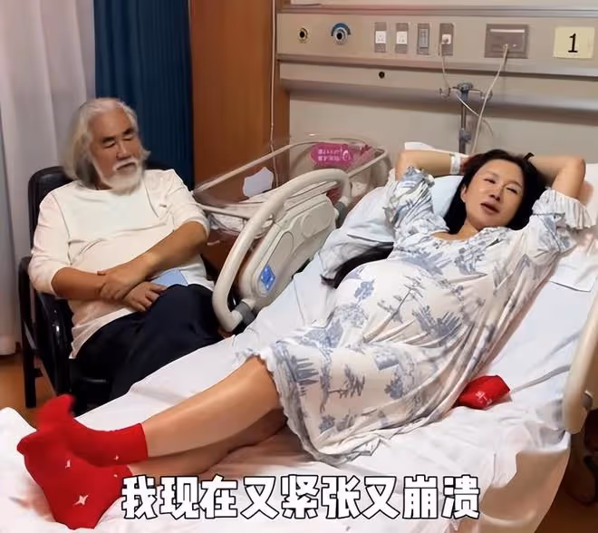 張紀中為四胎女兒辦滿月,全家福寓意美滿,42歲杜星霖扎麻花辮