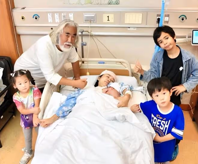 張紀中為四胎女兒辦滿月,全家福寓意美滿,42歲杜星霖扎麻花辮