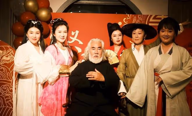 張紀中為四胎女兒辦滿月,全家福寓意美滿,42歲杜星霖扎麻花辮