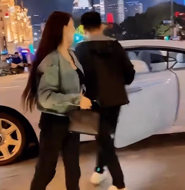 葉珂開500萬豪車現身,和黃曉明成鮮明對比,小腹微凸腳步輕盈