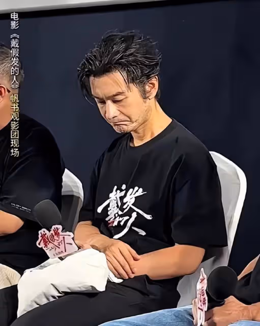 葉珂開500萬豪車現身,和黃曉明成鮮明對比,小腹微凸腳步輕盈