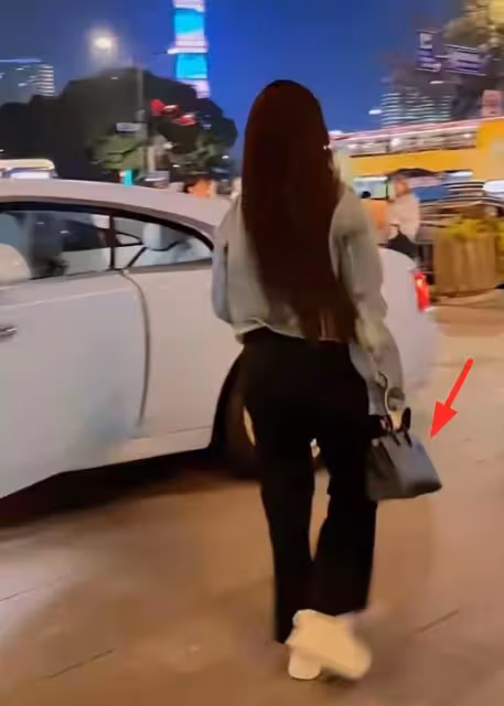 葉珂開500萬豪車現身,和黃曉明成鮮明對比,小腹微凸腳步輕盈