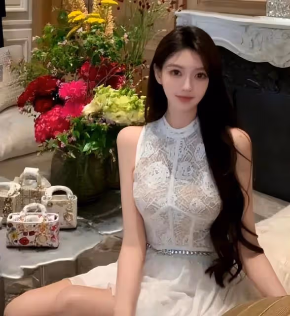 葉珂開500萬豪車現身,和黃曉明成鮮明對比,小腹微凸腳步輕盈