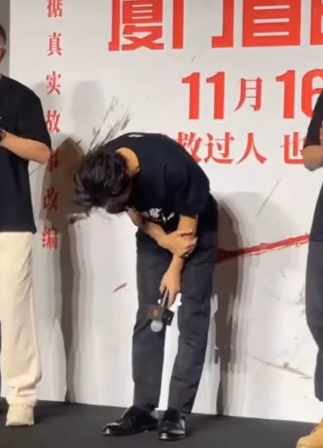 葉珂開500萬豪車現身,和黃曉明成鮮明對比,小腹微凸腳步輕盈