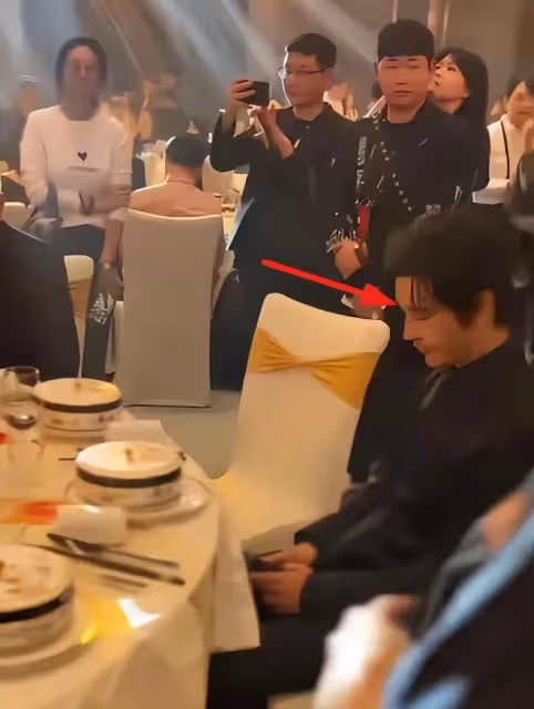 葉珂開500萬豪車現身,和黃曉明成鮮明對比,小腹微凸腳步輕盈