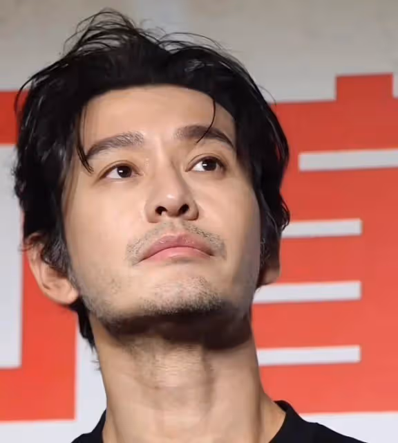葉珂開500萬豪車現身,和黃曉明成鮮明對比,小腹微凸腳步輕盈