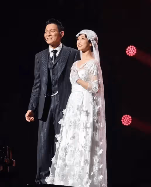 她陪劉德華25年,如今42歲仍未嫁人,眼睜睜看著華仔娶了別人