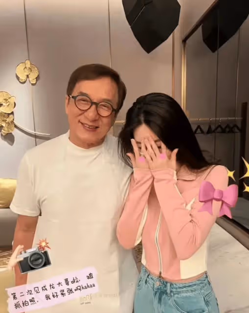 葉珂和成龍合影的時候,哪裡想到自己的孩子可能會成為「小龍女」!