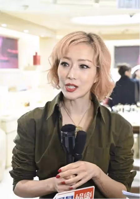 鄭秀文自曝媽媽患病需坐輪椅,現身支持好友劉德華電影《焚城》