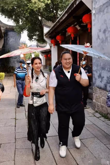 李若彤稱奧運冠軍李雯雯是其侄女,關係讓人羨慕,如今已成忘年交