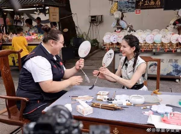 李若彤稱奧運冠軍李雯雯是其侄女,關係讓人羨慕,如今已成忘年交