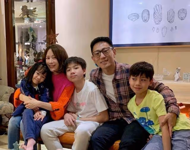 香港女星復出轉型做網紅,慘遭網友嫌棄過氣,因老公家暴險些離婚