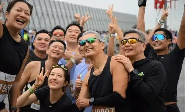 周潤發現身香港馬拉松,頭髮花白本人十分顯老,人氣超高獲追捧
