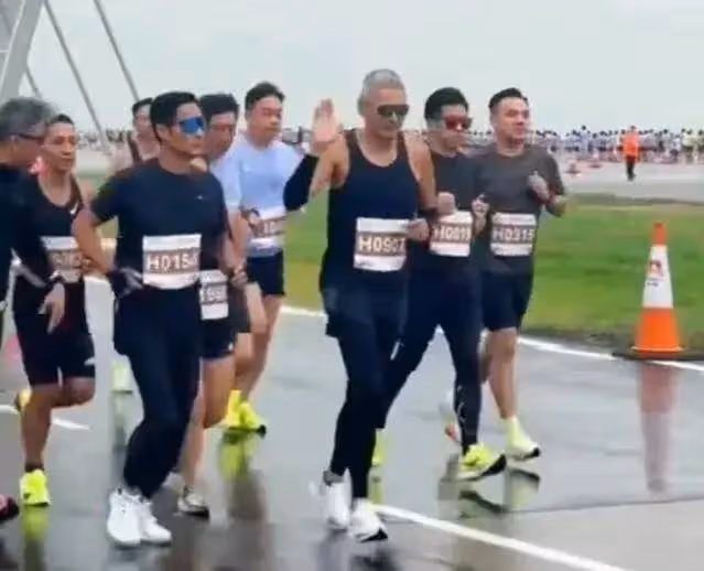 周潤發現身香港馬拉松,頭髮花白本人十分顯老,人氣超高獲追捧