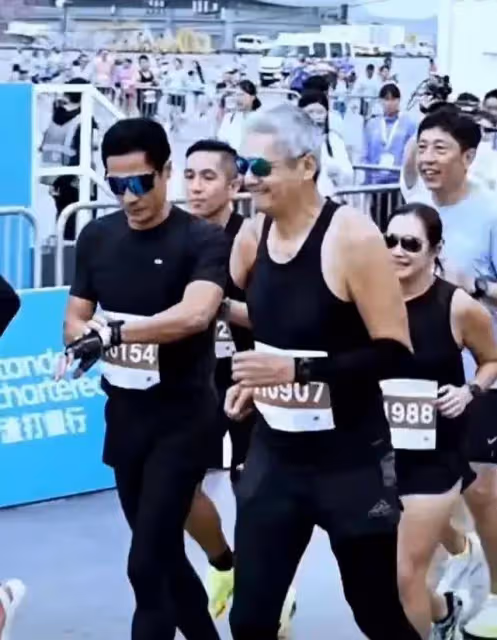 周潤發現身香港馬拉松,頭髮花白本人十分顯老,人氣超高獲追捧