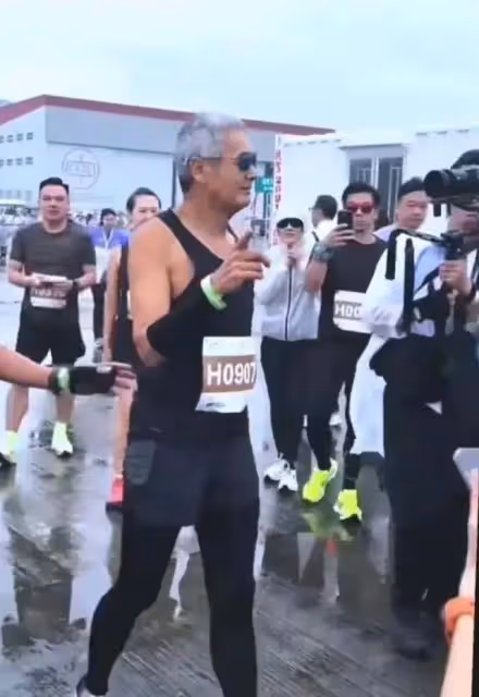 周潤發現身香港馬拉松,頭髮花白本人十分顯老,人氣超高獲追捧