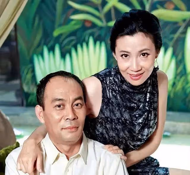 張光北夫妻攜手出席,60歲妻子身材顏值驚艷,網友:美得犯規!
