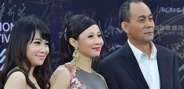 張光北夫妻攜手出席,60歲妻子身材顏值驚艷,網友:美得犯規!