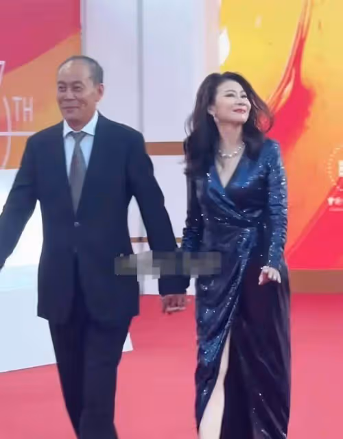 張光北夫妻攜手出席,60歲妻子身材顏值驚艷,網友:美得犯規!