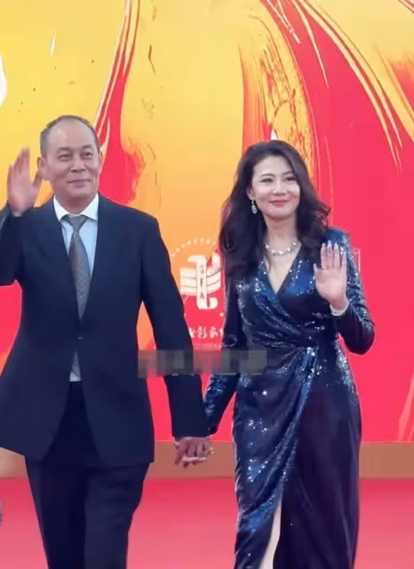 張光北夫妻攜手出席,60歲妻子身材顏值驚艷,網友:美得犯規!