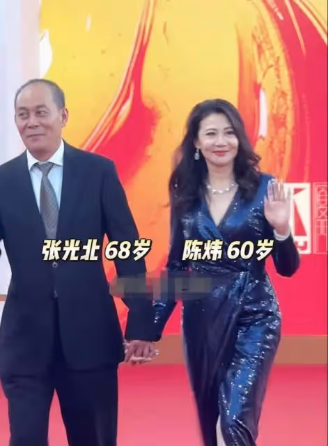 張光北夫妻攜手出席,60歲妻子身材顏值驚艷,網友:美得犯規!