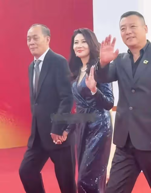 張光北夫妻攜手出席,60歲妻子身材顏值驚艷,網友:美得犯規!