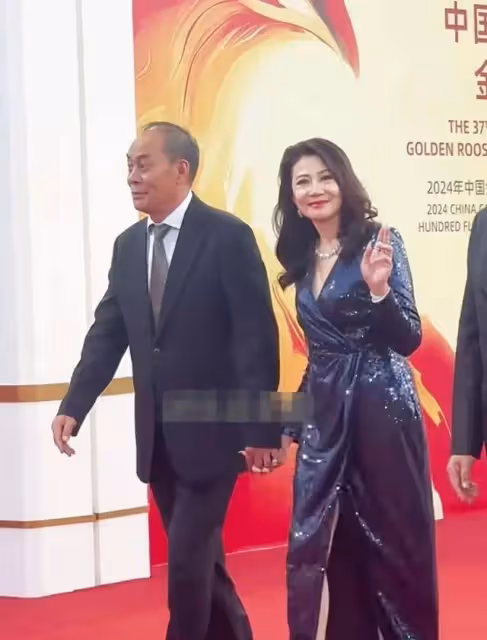 張光北夫妻攜手出席,60歲妻子身材顏值驚艷,網友:美得犯規!