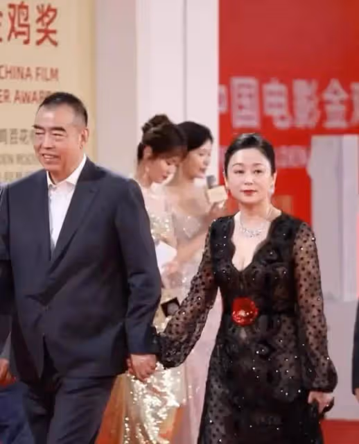 張光北夫妻攜手出席，60歲妻子身材顏值驚艷，網友：美得犯規！