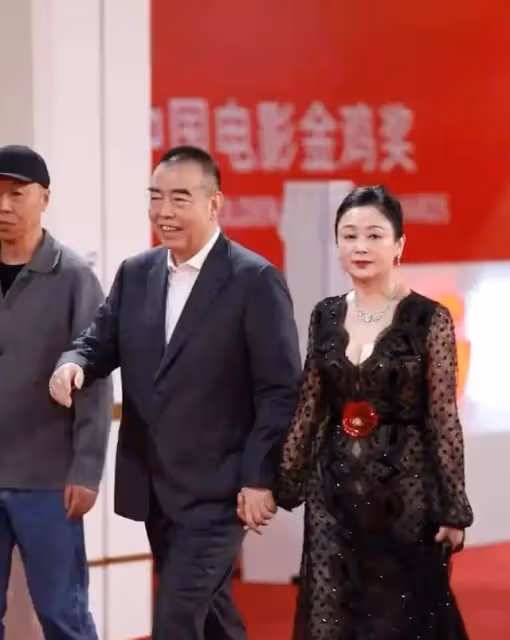 張光北夫妻攜手出席，60歲妻子身材顏值驚艷，網友：美得犯規！