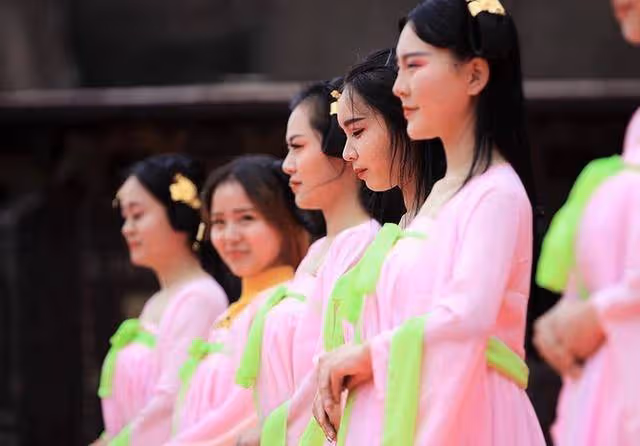 橫店群演薪資狂降,只剩送外賣的收入,他們的夢想還能撐多久?