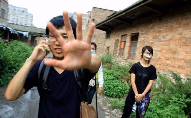 橫店群演薪資狂降,只剩送外賣的收入,他們的夢想還能撐多久?