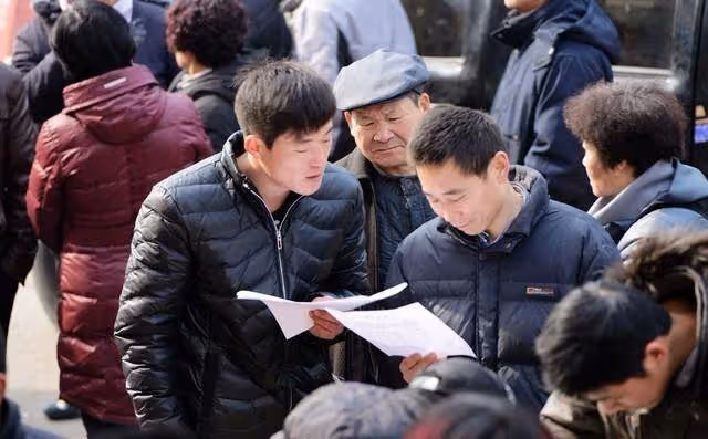 橫店群演薪資狂降,只剩送外賣的收入,他們的夢想還能撐多久?