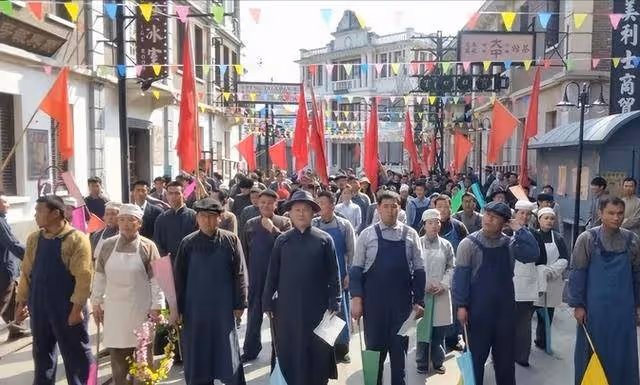 橫店群演薪資狂降,只剩送外賣的收入,他們的夢想還能撐多久?