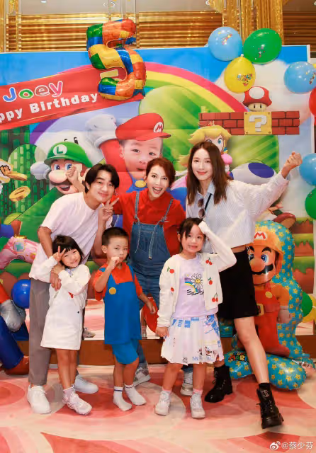 蔡少芬3胎兒子5歲生日宴,王祖藍夫婦帶2女兒參加,P的張晉笑死人