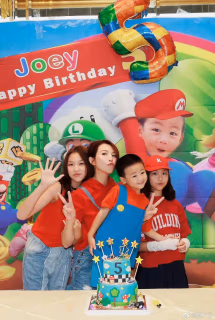 蔡少芬3胎兒子5歲生日宴,王祖藍夫婦帶2女兒參加,P的張晉笑死人