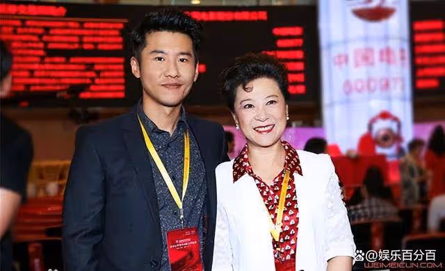 「野路子」王驍,寧做配角15年,不靠影后母親王馥荔,如今爆火
