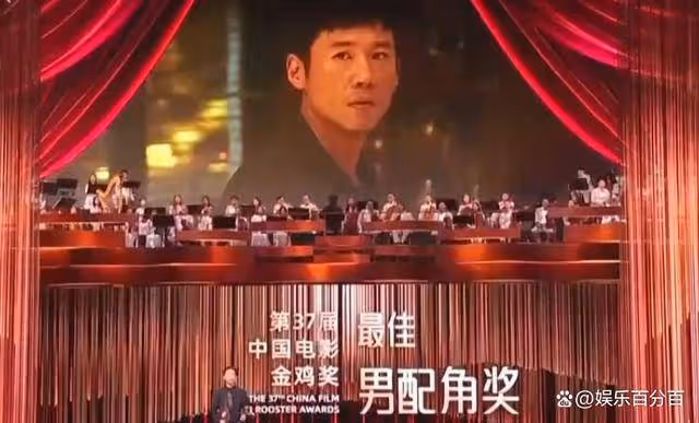 「野路子」王驍,寧做配角15年,不靠影后母親王馥荔,如今爆火