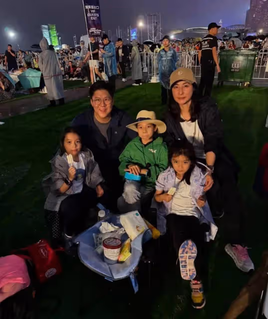 霍啟剛郭晶晶一家五口看演出，3小孩乖巧，兩口子還攜手跑馬拉松