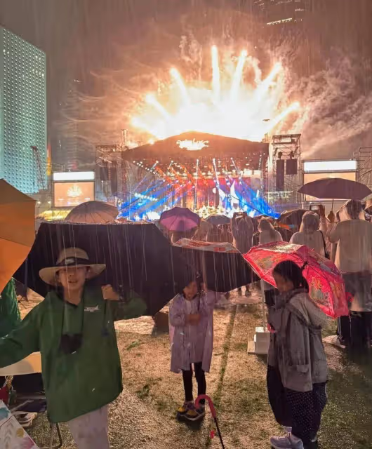 霍啟剛郭晶晶一家五口看演出，3小孩乖巧，兩口子還攜手跑馬拉松