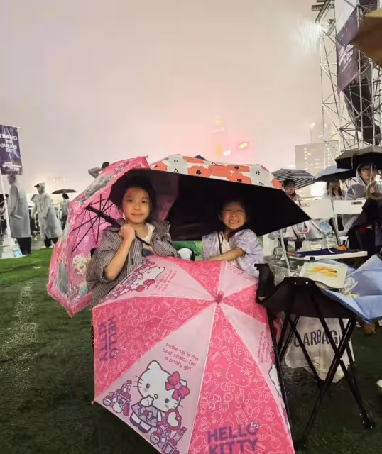 霍啟剛郭晶晶一家五口看演出，3小孩乖巧，兩口子還攜手跑馬拉松