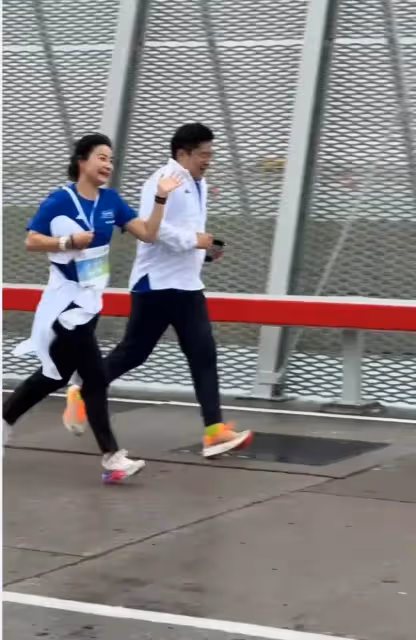 霍啟剛郭晶晶一家五口看演出，3小孩乖巧，兩口子還攜手跑馬拉松