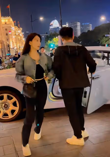 大反差！黃曉明卑微鞠躬道歉，退網的葉珂開勞斯萊斯外灘瀟灑
