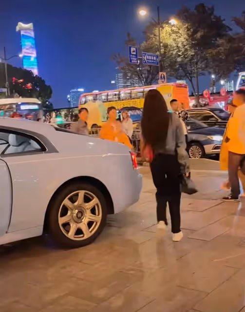 大反差！黃曉明卑微鞠躬道歉，退網的葉珂開勞斯萊斯外灘瀟灑