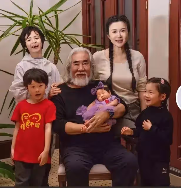 張紀中參加孩子家長會犯困,和孩子家長合照顯突兀,曬六口大合照
